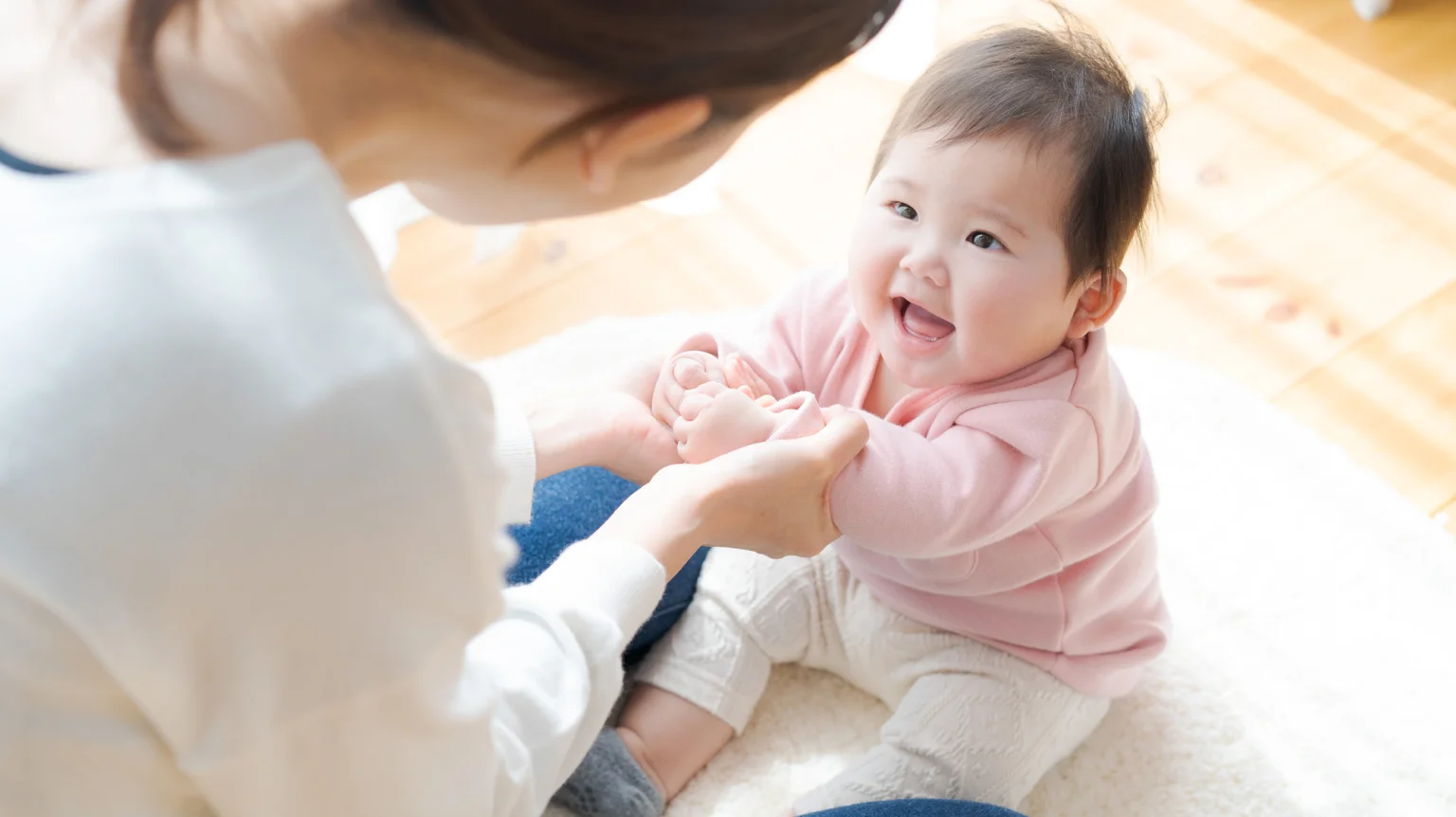 保育士と笑顔の赤ちゃん