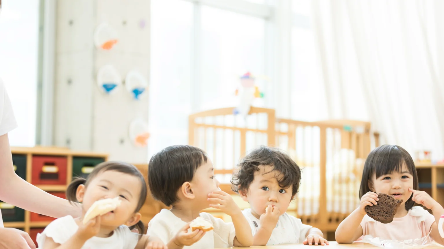 食事を楽しむ子どもたち